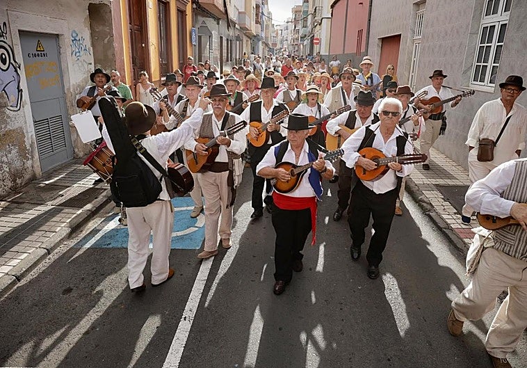 La romeria recorrió las calles de La Isleta.