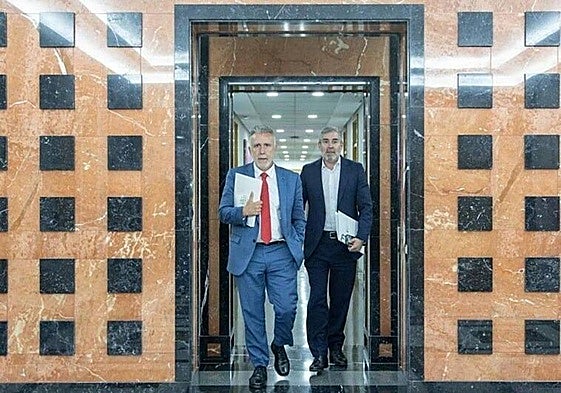 El presidente del Gobierno de Canarias, Fernando Clavijo y el ministro de Política Territorial y Memoria Democrática, Ángel Víctor Torres.