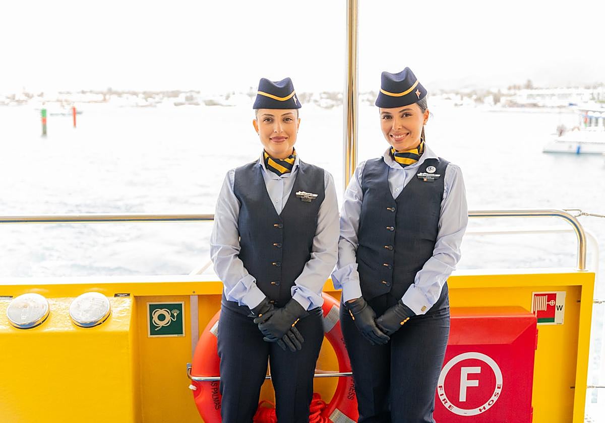 Dos trabajadoras del nuevo ferri.