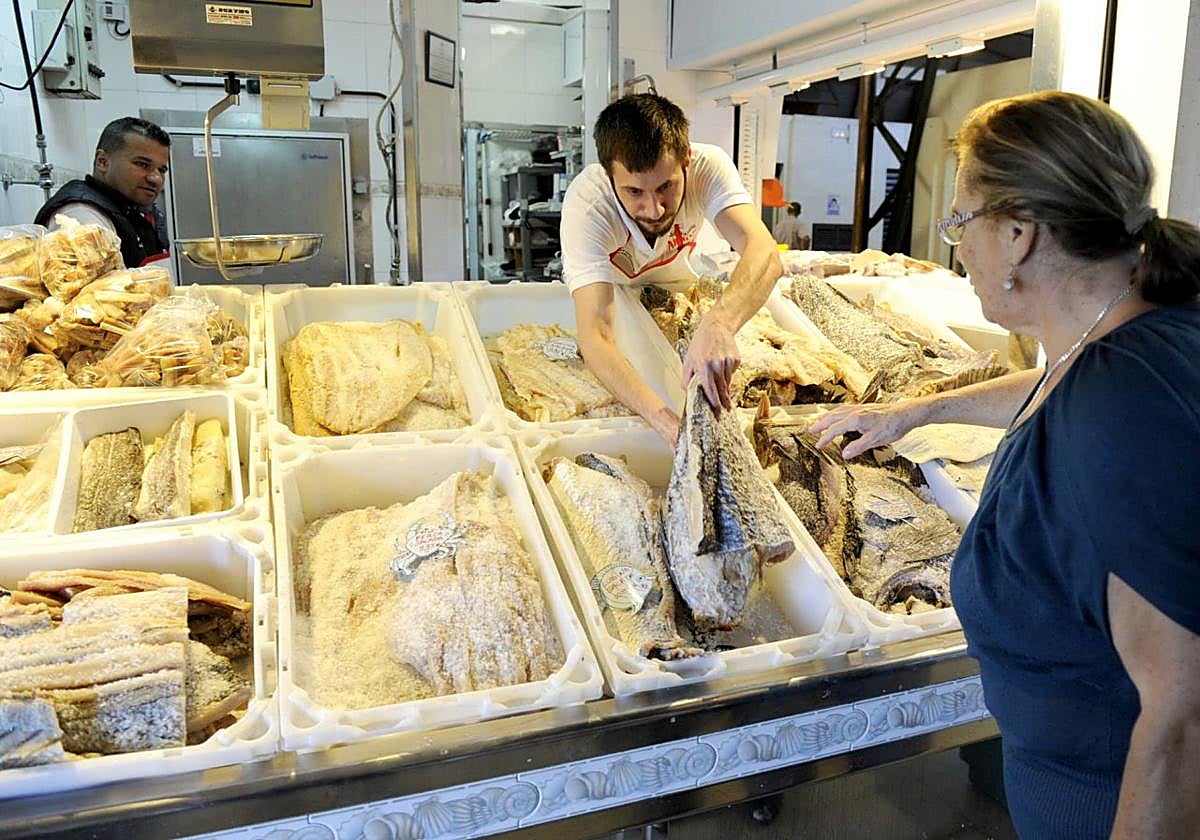 Venta de cherne en una pescadería de Gran Canaria.