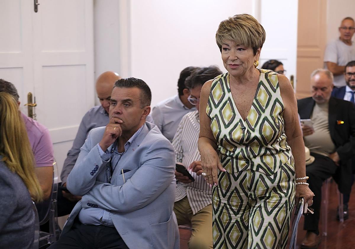 La presidenta de la AECP, María de la Salud Gil, en los instantes previos a la celebración de la Asamblea General.