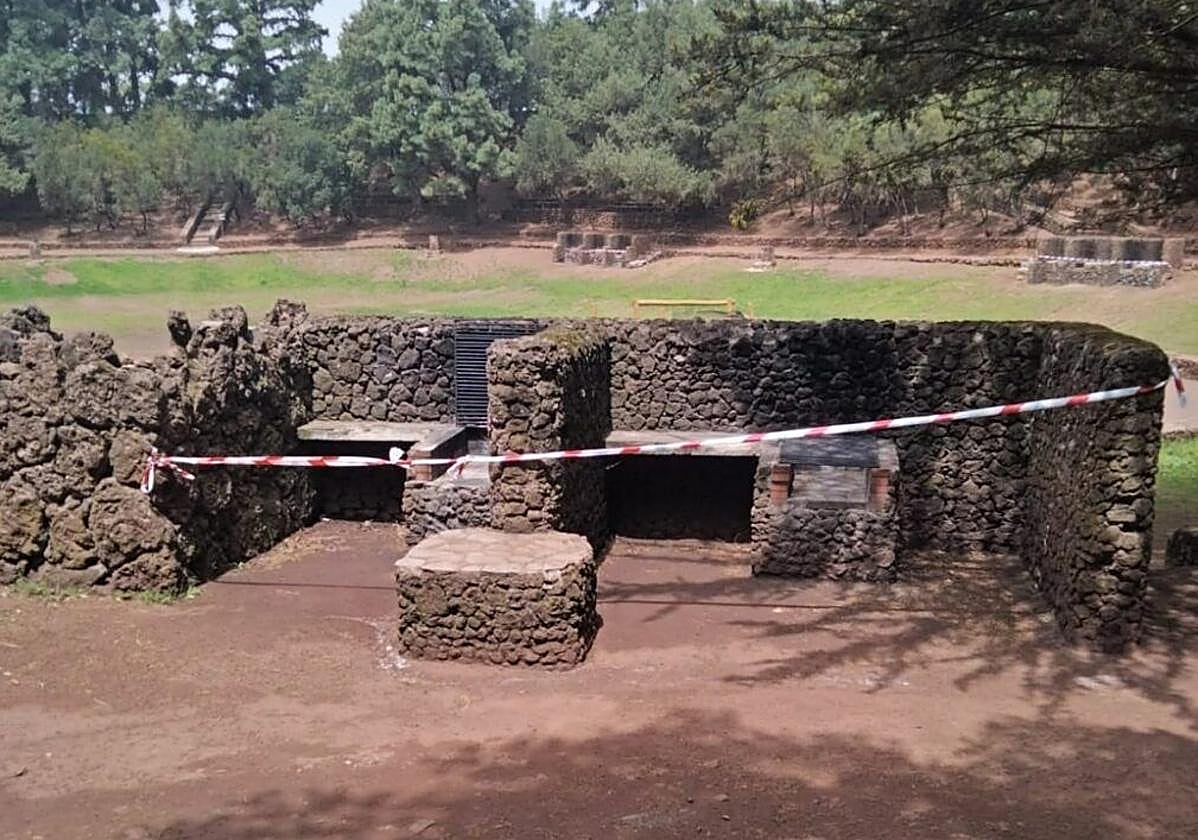 Fogón precintado en un área recreativa ante la prohibición de hacer fuego en el monte por riesgo de incendio forestal.