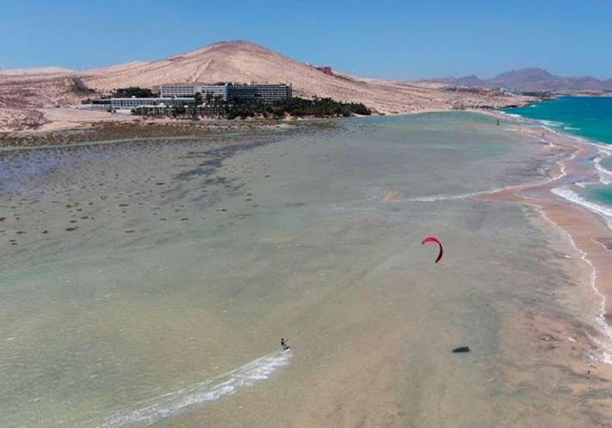 Hotel Meliá Los Gorriones, al pie de la marisma de Playa de la Barca.