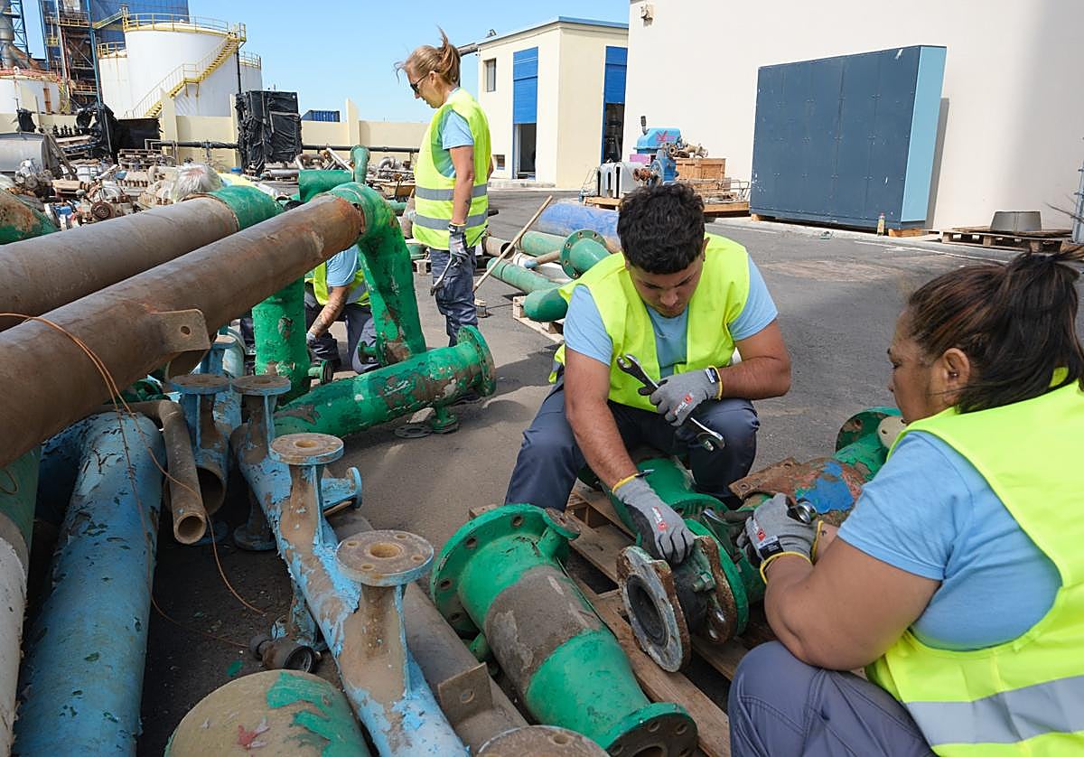Las alumnas y los alumnos-trabajadores, en las instalaciones del CAAF de Puerto del Rosario.
