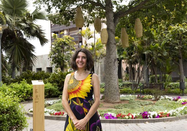 Lucía Loren posa delante del árbol en el que cuelga 'Enjambre'.
