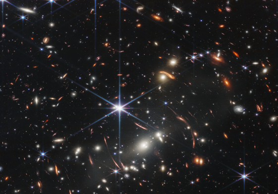 Imagen del primer campo profundo del telescopio espacial James Webb. Miles de galaxias son visibles en la imagen, que es la de mayor resolución jamás tomada del universo primitivo.