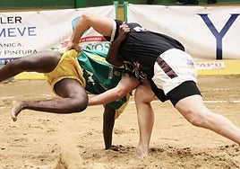 Luchadores bregan en la arena