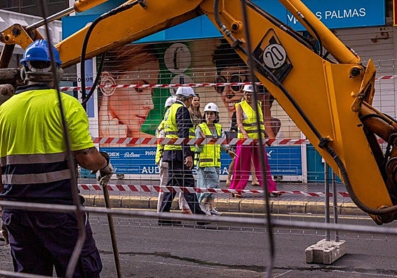 Carolina Darias durante la visita a la obra de la calle Juan Manuel Durán.
