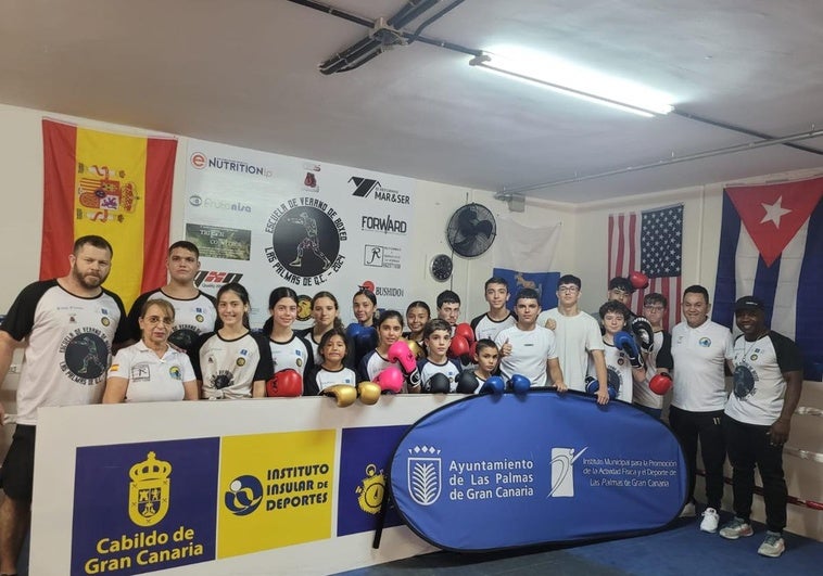 Juan Bordón y Olivia Díaz, con los entrenadores y alumos de la Escuela de Verano de Boxeo.