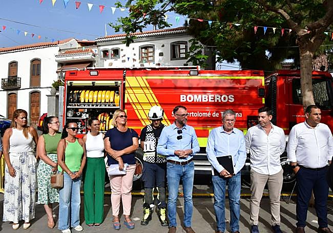 El alcalde, con carpeta en la mano, y el edil de Seguridad, José Carlos Álamo (con gafas de sol colgando del cuello de la camisa), junto a otros ediles del gobierno municipal.