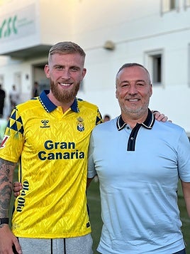 Oli McBurnie, junto al presidente Miguel Ángel Ramírez.