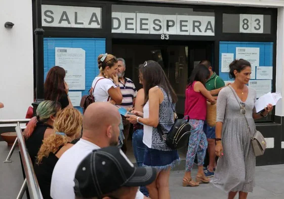 El paro baja en Canarias en 12.500 personas y se crean 9.000 empleos