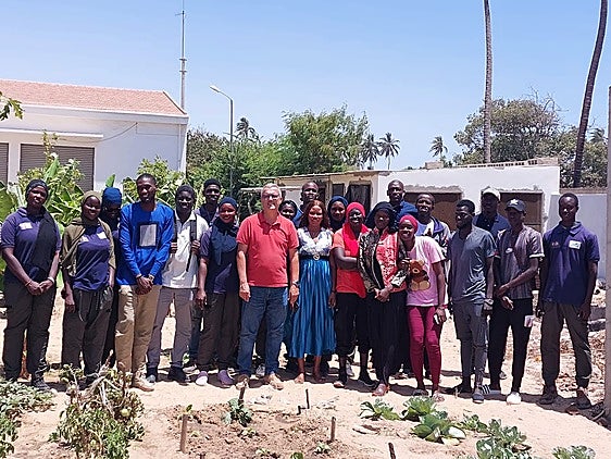 Víctor García, de Agroislas, junto a los alumnos y alumnas que recibieron formación en Senegal sobre agricultura. Todos ellos han recibido un título homologado que les permitirá acceder a puestos de trabajo en su país.