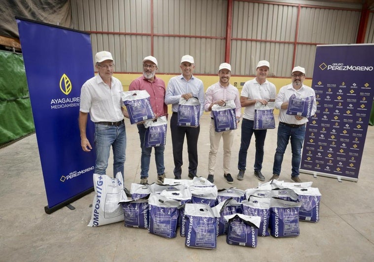 Autoridades durante la inauguración de las obras del nuevo sistema de trincheras de Ayagaures Medioambiente.