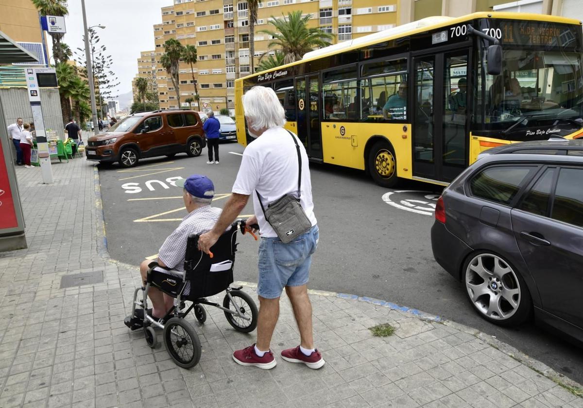 Imagen principal - Distintas dificultades que afrontan a su paso por el barrio o al ir a coger la guagua.