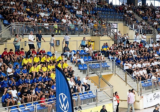 Asi lucía el pabellón en Vecindario (Santa Lucía de Tirajana). Cuando entregaron los trofeos a los deportistas de fútbol sala estaba casi vacío.