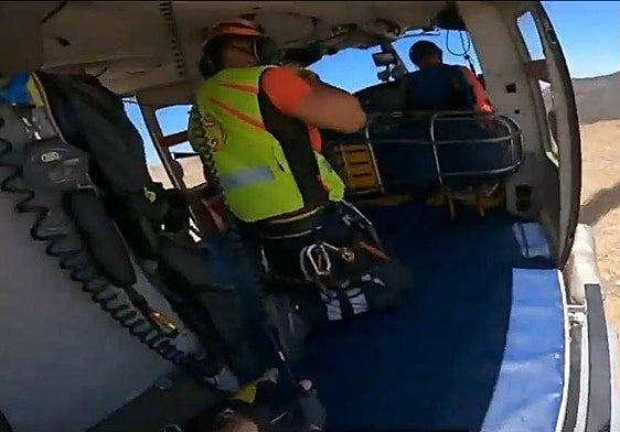 El helicóptero del Grupo de Emergencias y Salvamento en el rescate.