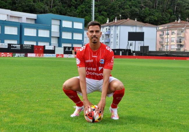 Ojeda posa en el césped de su nuevo club