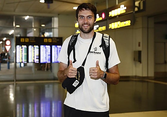 El jugador norteamericano Mike Tobey posa sonriente tras aterrizar en Gran Canaria este martes.