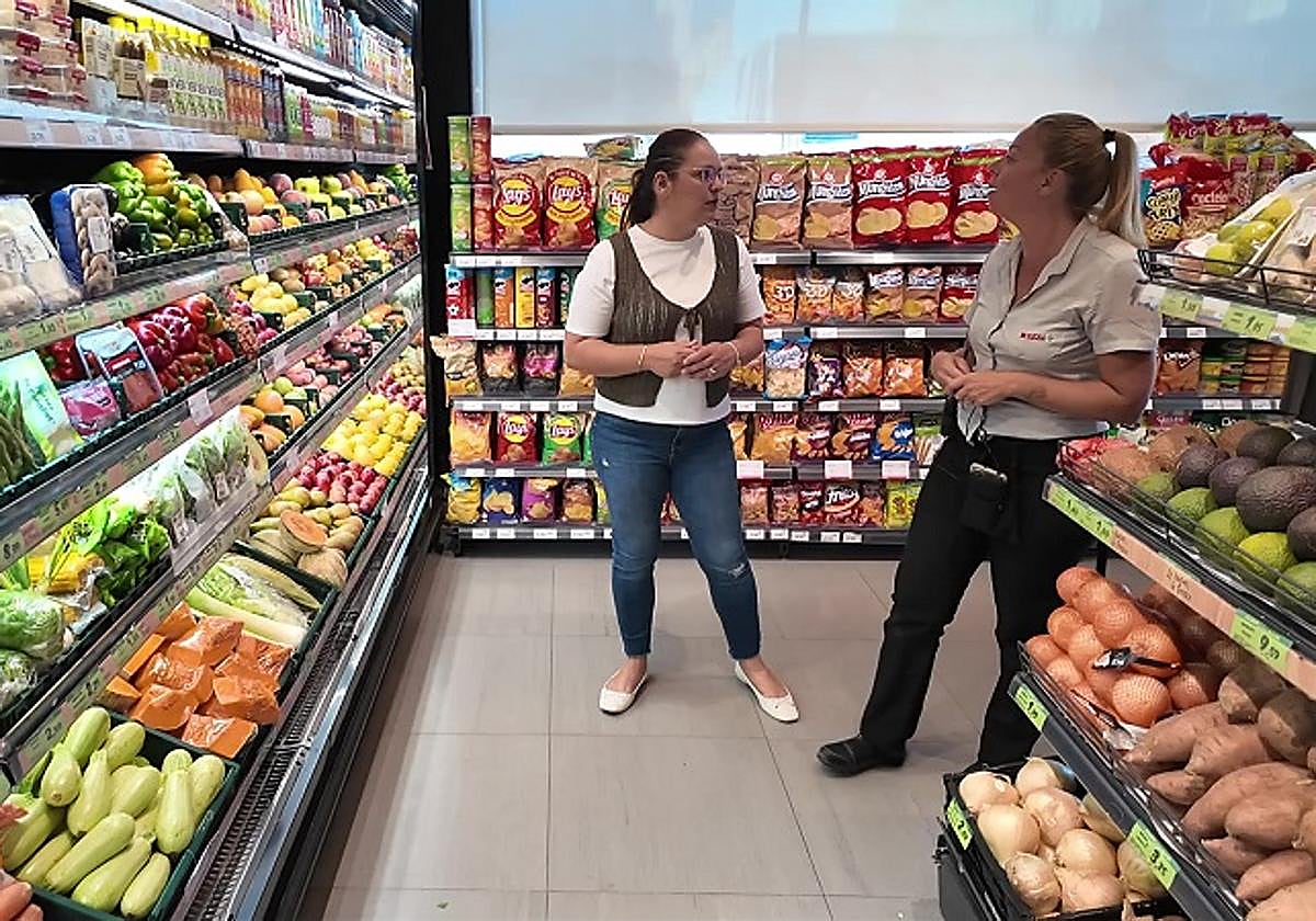 La concejala de Servicios Sociales, Almudena Hernández, en una de las tiendas.