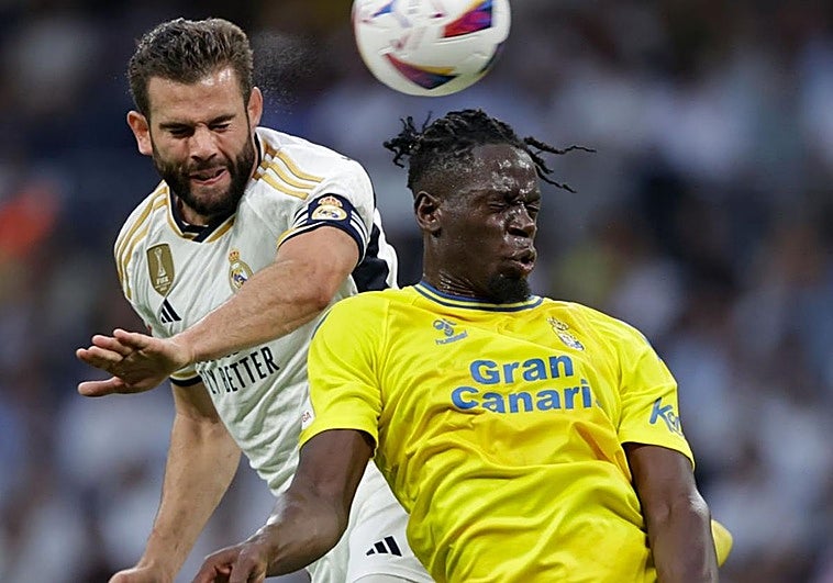 Nuke Mfulu disputa un balón con Nacho Fernández en el Santiago Bernabéu.