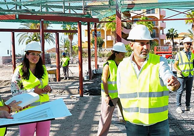 Davinia Ramírez, concejal de Urbanismo, junto a Alejandro Marichal, en la visita a unas obras.