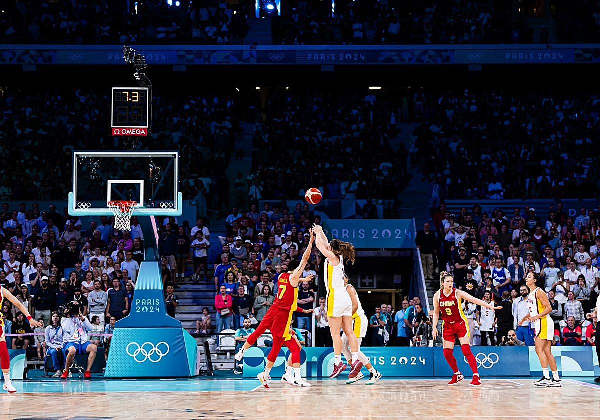 Leonor Rodríguez forzó la prórroga ante China con este triple.