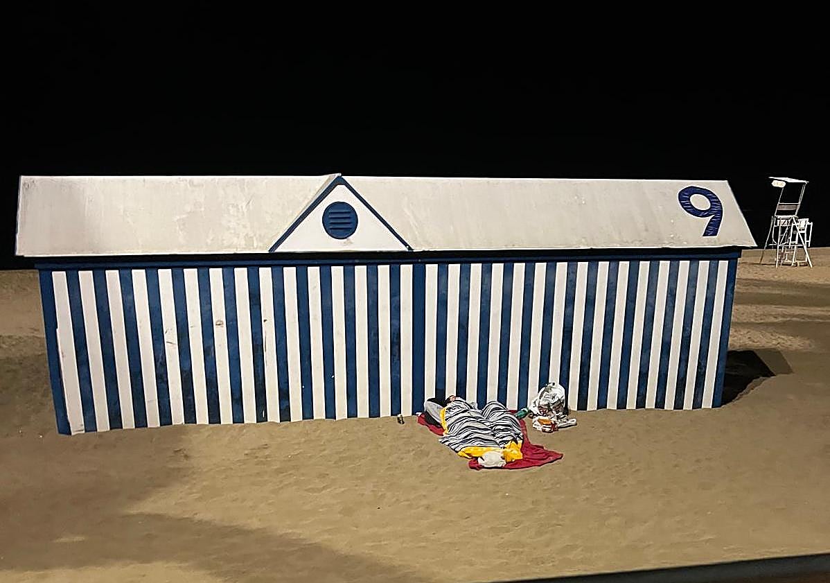 Imagen principal - Malestar vecinal con los &#039;acampados&#039; en Las Canteras