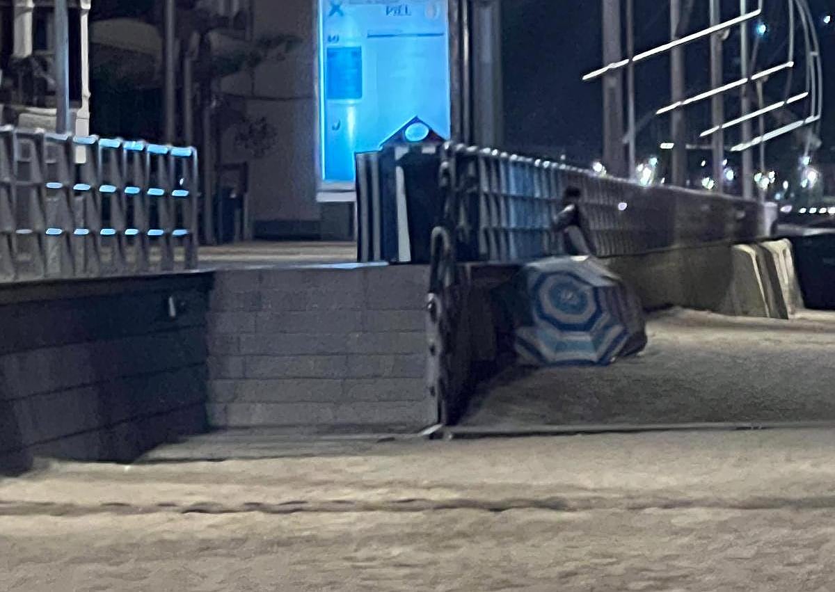 Imagen secundaria 1 - Malestar vecinal con los &#039;acampados&#039; en Las Canteras