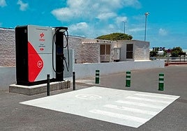 Cepsa pone en marcha su primer cargador eléctrico ultrarrápido en las islas