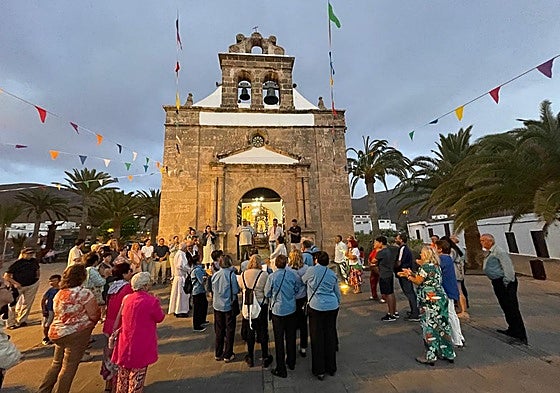 Momento en que la imagen mariana sale de la ermita de Vega de Río Palmas, en el municipio de Betancuria, durante las fiestas de agosto.