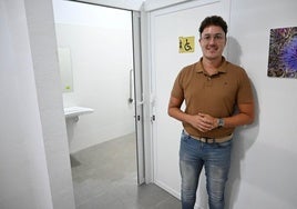 Cristian Perdomo, concejal de Mercados, en los baños renovados de La Recova.