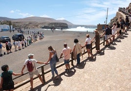 Cadena humana en protesta por los sondeos mineros en Ajuy, en el municipio de Pájara.