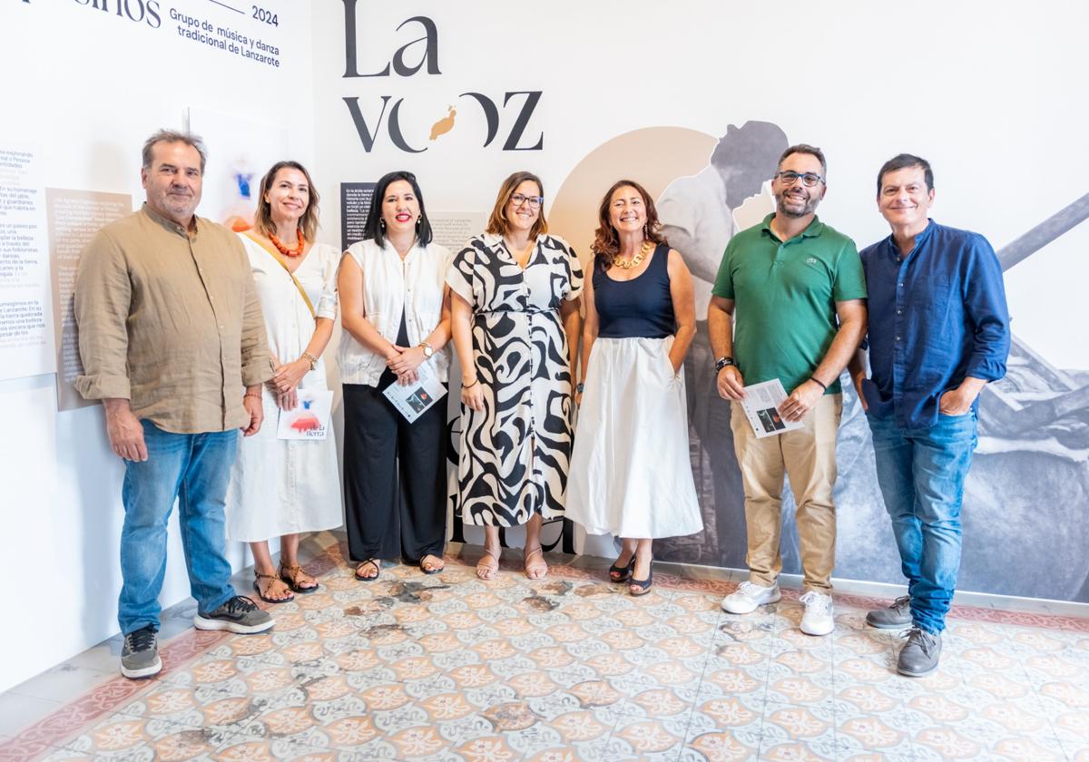 La consejera Ascensión Toledo y Benito Cabrera, entre otros, en la exposición.