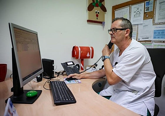 El enfermero José Luis Torres llama a los pacientes con alta agendados.