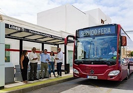 El alcalde David de Vera y concejales y concejalas, en la parada de la calle Fernández Castañeyra.