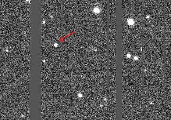 El punto señalado por la flecha es el que apunta maneras de asteroide.