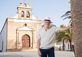 Marcos Hormiga, ante el santuario de la patrona insular en la Vega de Río Palmas, en el municipio de Betancuria.
