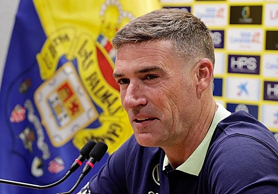 El entrenador de la UD, Luis Carrión, durante la rueda de prensa.