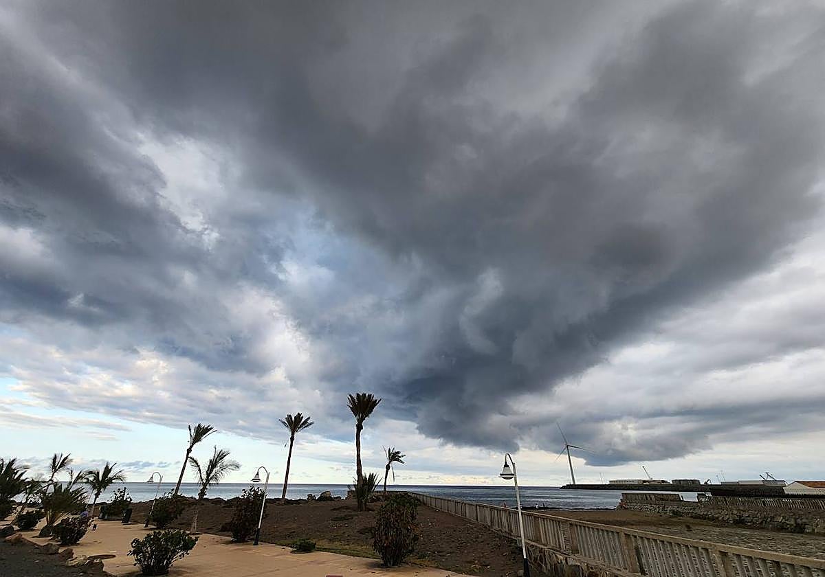 Viento, calima y tormentas inusuales: así será el tiempo en Canarias los próximos días