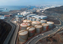 Depósitos de combustible en La Luz, cuya actividad de suministro se ha disparado con la crisis del Mar Rojo.