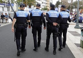 Agentes de Arrecife, de patrulla.