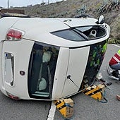 Imagen del coche volcado.