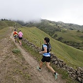 Jóvenes corriendo por un circuito en la montaña