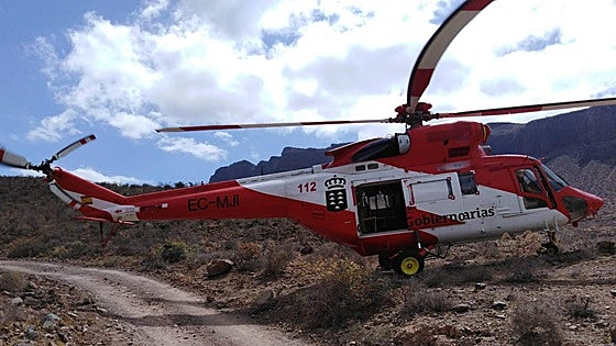 El helicóptero en el rescate de la afectada.