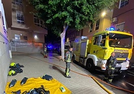 Bomberos en el lugar del incendio.