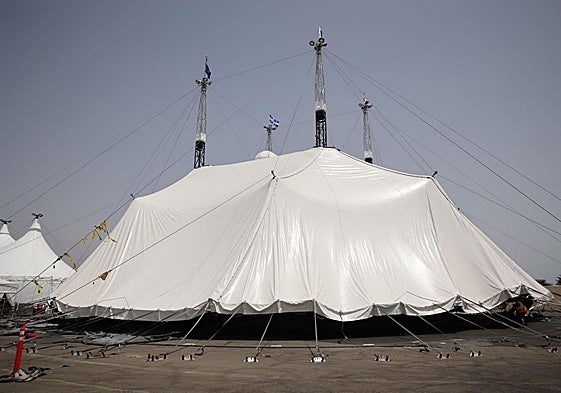 La carpa principal, ya alzada este lunes, en Meloneras.