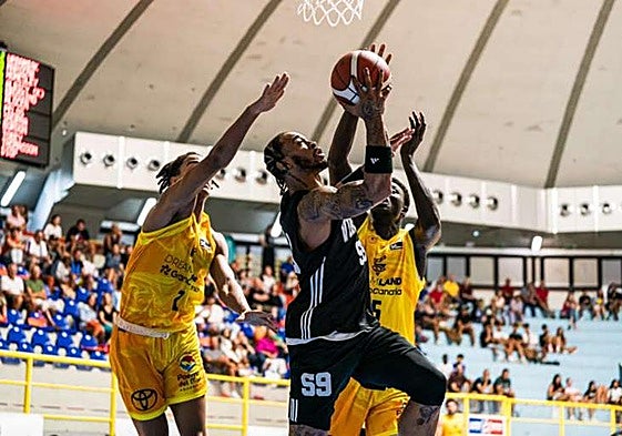 La defensa claretiana intenta parar a Rayjon Tucker, este viernes en Cagliari.