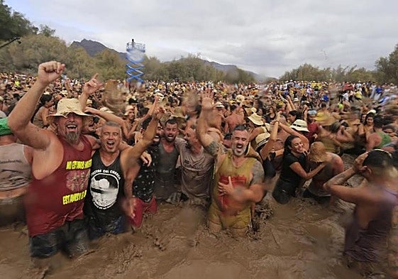Miles de personas asisten a las fiestas de El Charco.