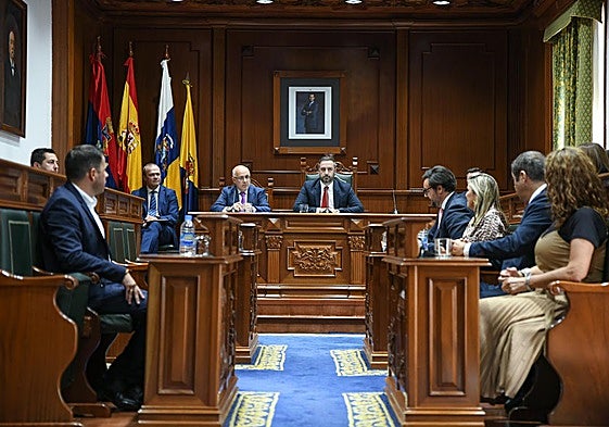 El presidente del Cabildo, Antonio Morales, y el alcalde de Telde, durante la recepción oficial en el salón de plenos del municipio.